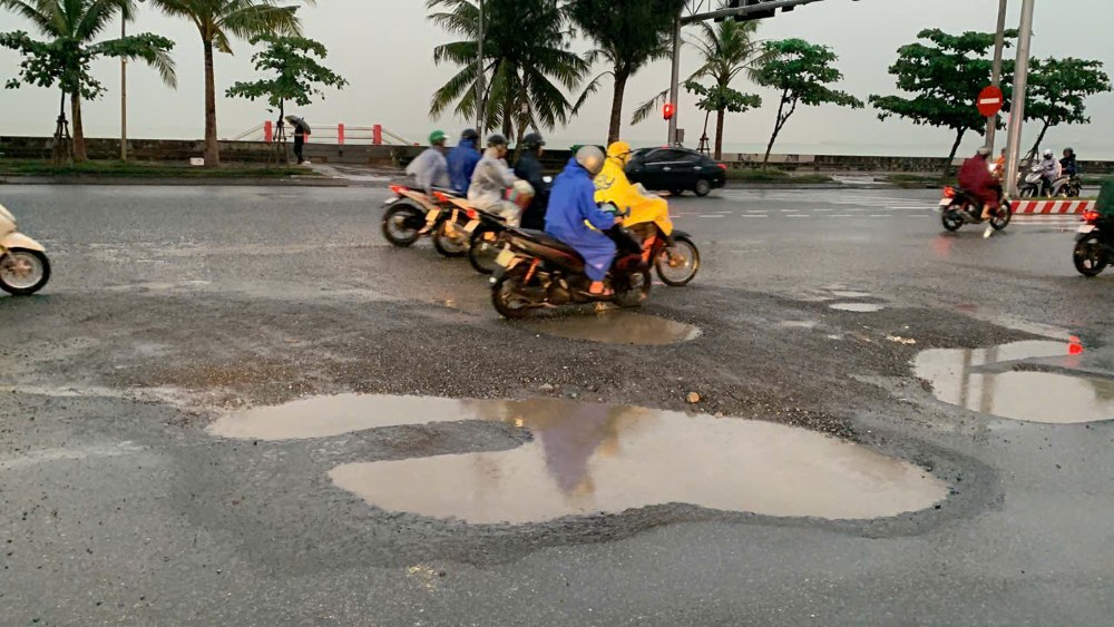 Theo nguoi dan dia phuong, tinh trang xuong cap o doan duong nay da keo dai thoi gian qua. Anh: Thanh Huyen