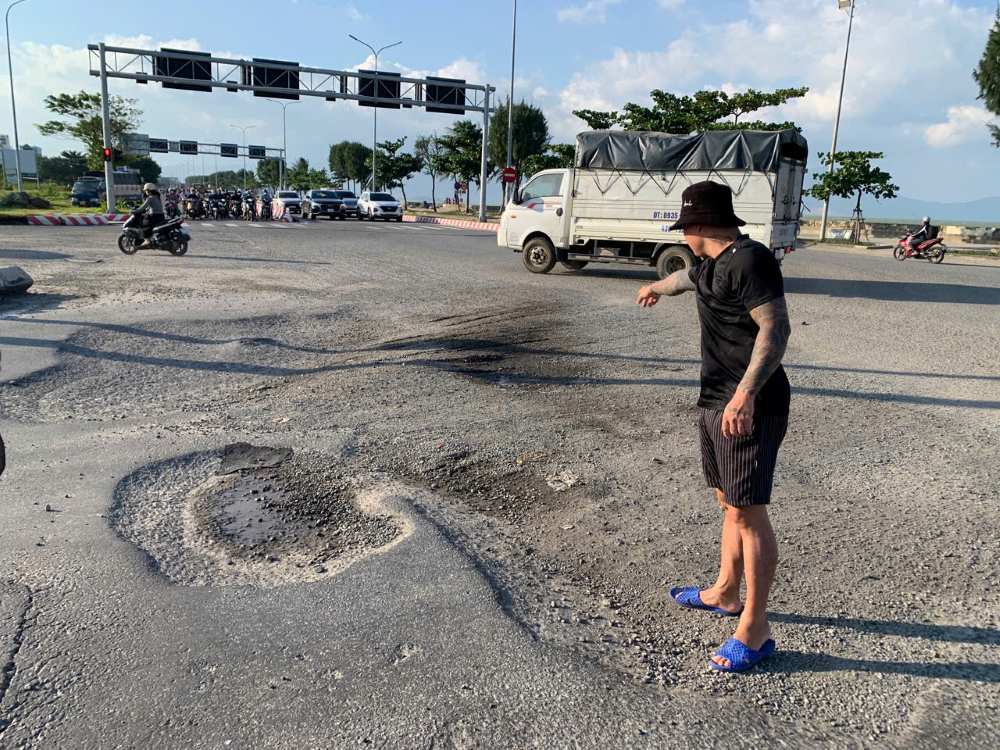 Nhieu nguoi dan ngao ngan canh nang thi bui, mua la dong nuoc tai doan duong nay. Anh: Thanh Huyen