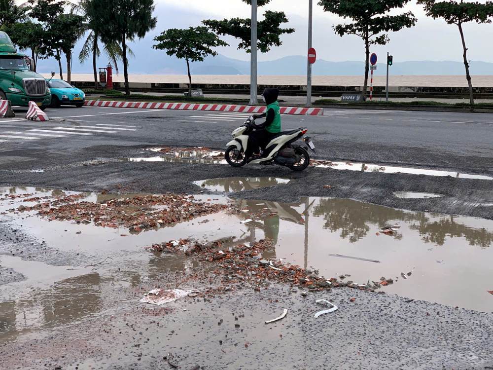Troi mua, nuoc dong thanh cac vung lon che lap mat duong. Anh: Thanh Huyen