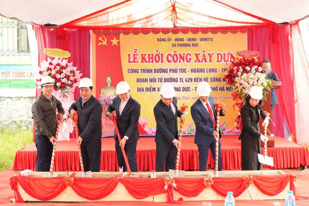 Representatives of Phuong Duc commune (Hanoi) and units broke ground and started the project. Photo: Son Tung