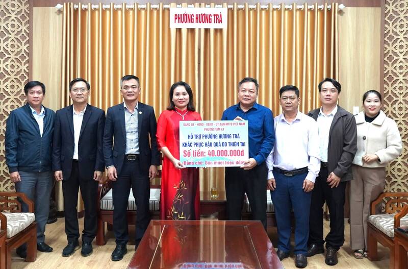 Tam Ky 동 인민위원회 지도부 (Da Nang) Huong Tra 동 지원 자금 전달. 사진: Tam Ky 동 인민위원회