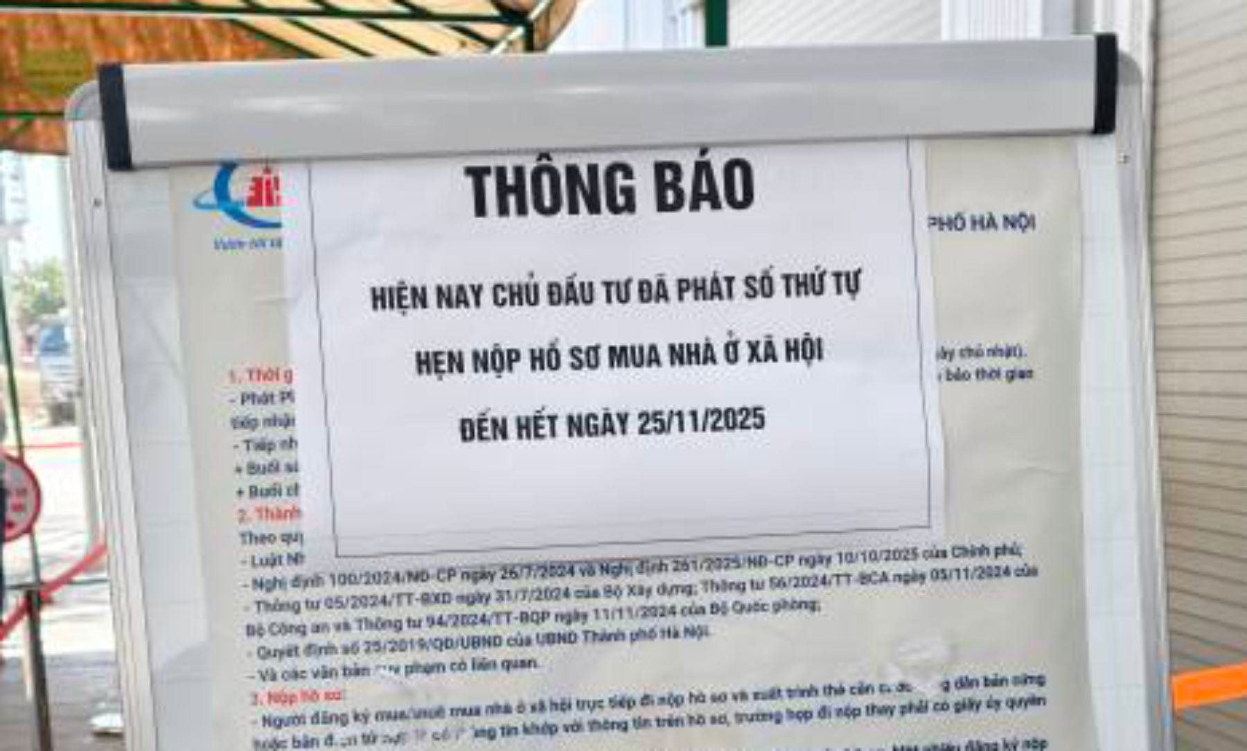 Chu dau tu thong bao dung tiep nhan them ho so dang ky mua, thue mua nha o xa hoi. Anh: Nguoi dan cung cap
