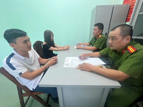 Cơ quan công việc làm việc với vợ chồng Nguyễn Văn Quyết và Võ Thị Thanh Xuân. Ảnh: Công an cung cấp