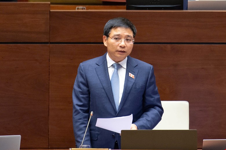Minister of Finance Nguyen Van Thang reported on the acceptance and explanation of the draft Law amending and supplementing a number of articles of the Statistics Law. Photo: Quochoi.vn