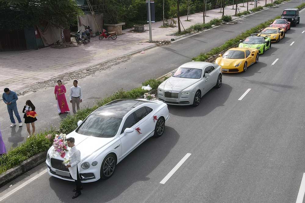 Grupo de supercoches en la ceremonia de compromiso en Hanoi. Foto: Anh Luong