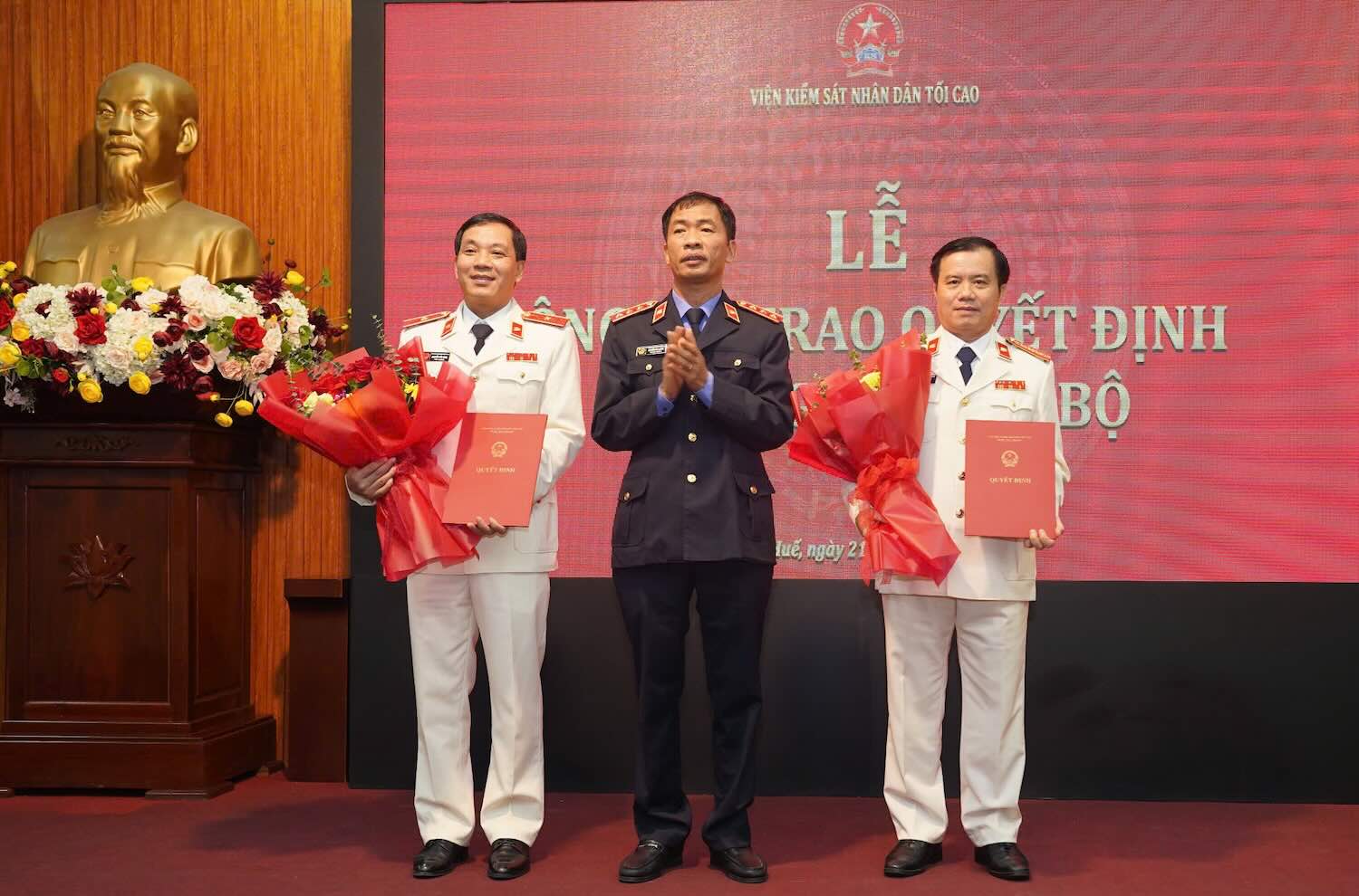 Deputy Director of the Supreme People's Procuracy Nguyen Duy Giang presented the decision and presented flowers to congratulate the appointed individuals. Photo: D. Duc.