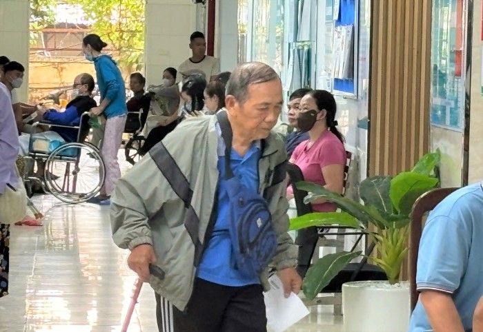 Mot nguoi dan dang ky kham chung sa sut tri tue va mat ngu tai mot co so y te tren dia ban TP Da Nang. Anh: Song Han