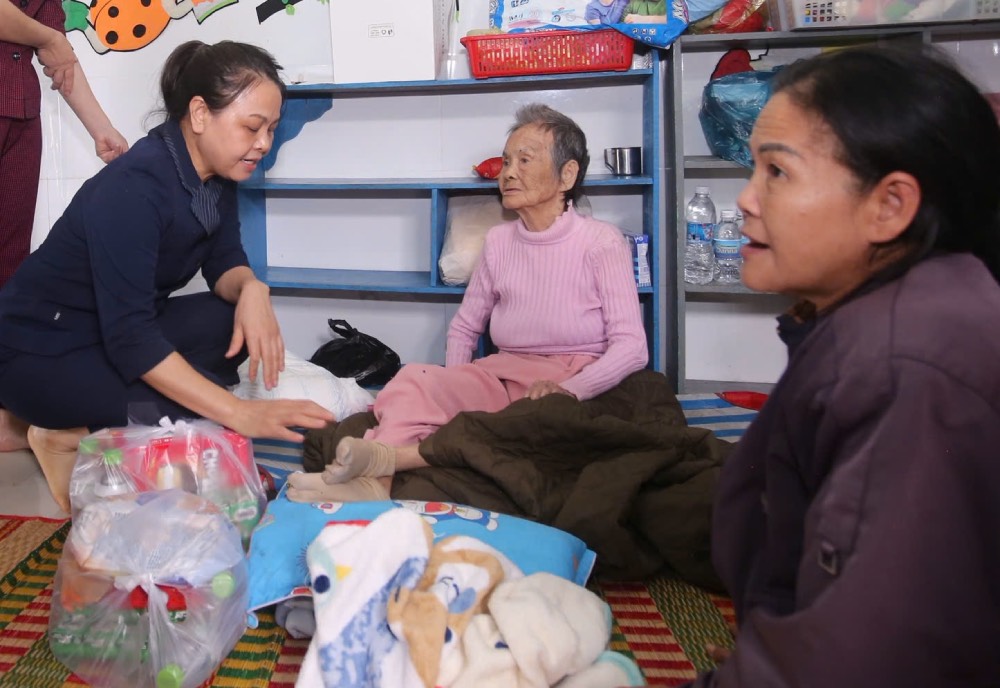 Ba Nguyen Thi Thu Ha, Uy vien Trung uong Dang, Pho Chu tich - Tong Thu ky Uy ban Trung uong MTTQ Viet Nam tham hoi nguoi dan gap hoan canh kho khan. Anh: Phuc Hieu 