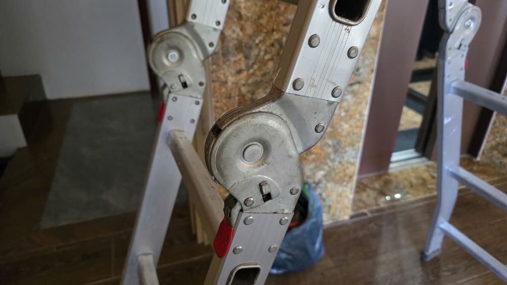 안전 기준을 충족하지 못하는 경우 접이식 엘리베이터를 사용하지 마십시오. 사진: 뚜언 닷