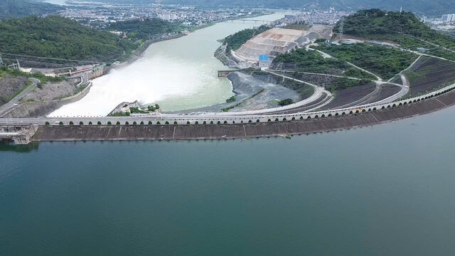 Thuy dien Hoa Binh mo 1 cua xa day, de on dinh dong chay ha du. Anh: Yen San