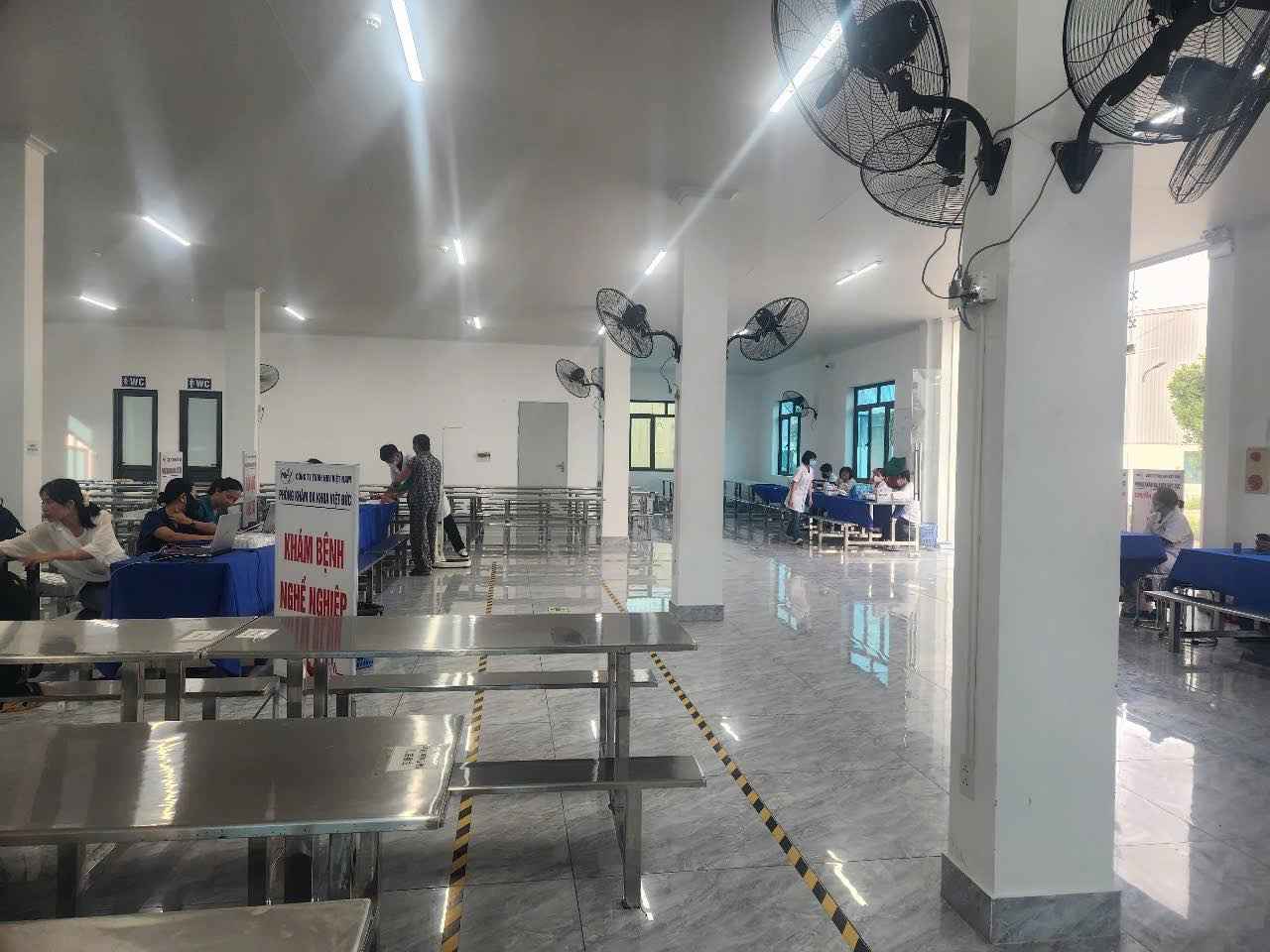 Khu vuc cho kham duoc bo tri ngan nap, tao su thoai mai cho nguoi lao dong.