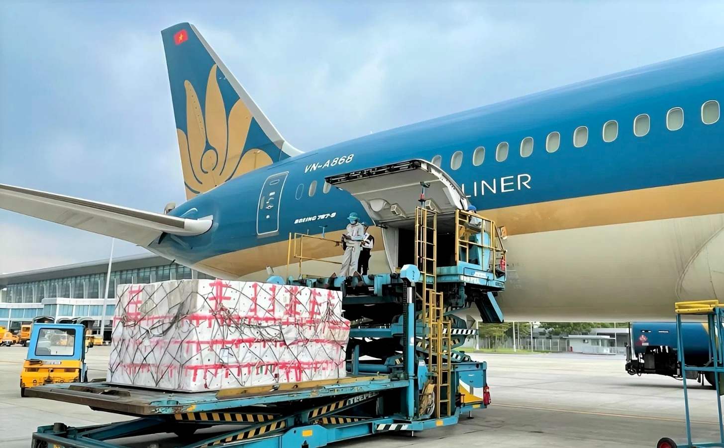 Không chỉ đảm bảo khai thác an toàn, Vietnam Airlines luôn tiên phong đồng hành thực hiện trách nhiệm xã hội trong mọi thời điểm. Ảnh: Vietnam Airlines
