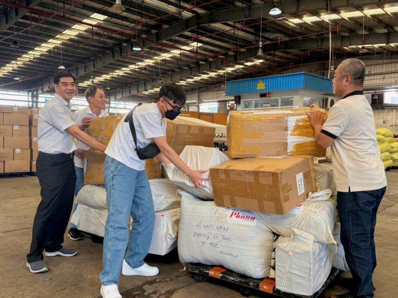 Trong đợt vận chuyển miễn phí hàng hóa hỗ trợ trước đó, tính đến ngày 20-11, hơn 29 tấn nhu yếu phẩm, thuốc men, quần áo và các vật dụng thiết yếu đã được Vietnam Airlines chuyển tới. Ảnh: Vietnam Airlines