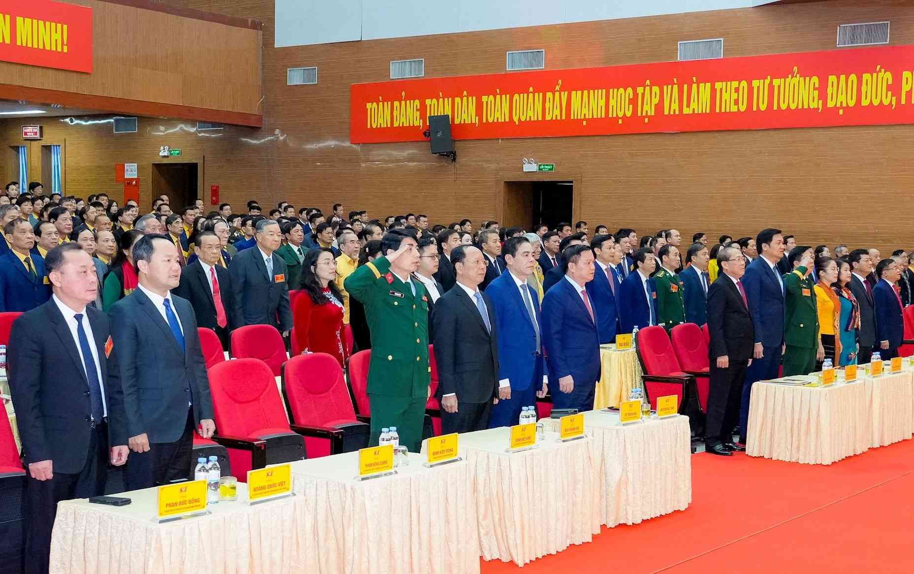 Cac dai bieu tham du Dai hoi thuc hien nghi thuc chao co. Anh: Pham Bang