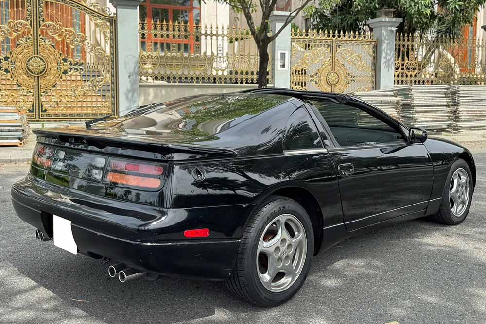 El raro Nissan 300ZX con exterior negro y interior de cuero oscuro acaba de aparecer en Vietnam atrayendo la atencion de los coleccionistas de coches antiguos. Foto: Nguyen Tien