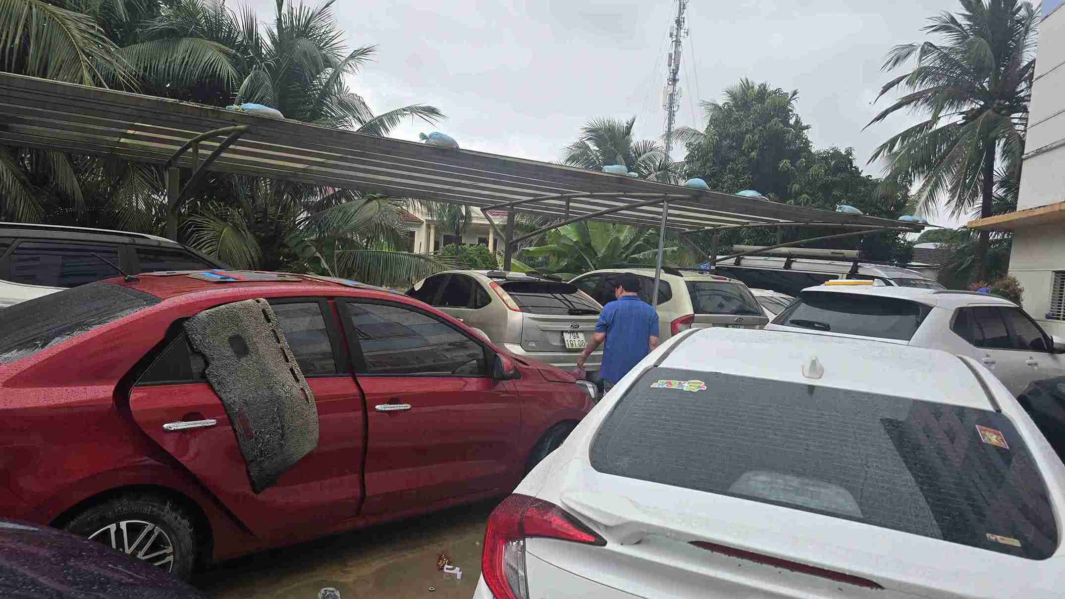 Tai phuong Tay Nha Trang, hang tram chiec o to bi ngap sau. Anh: Huu Long