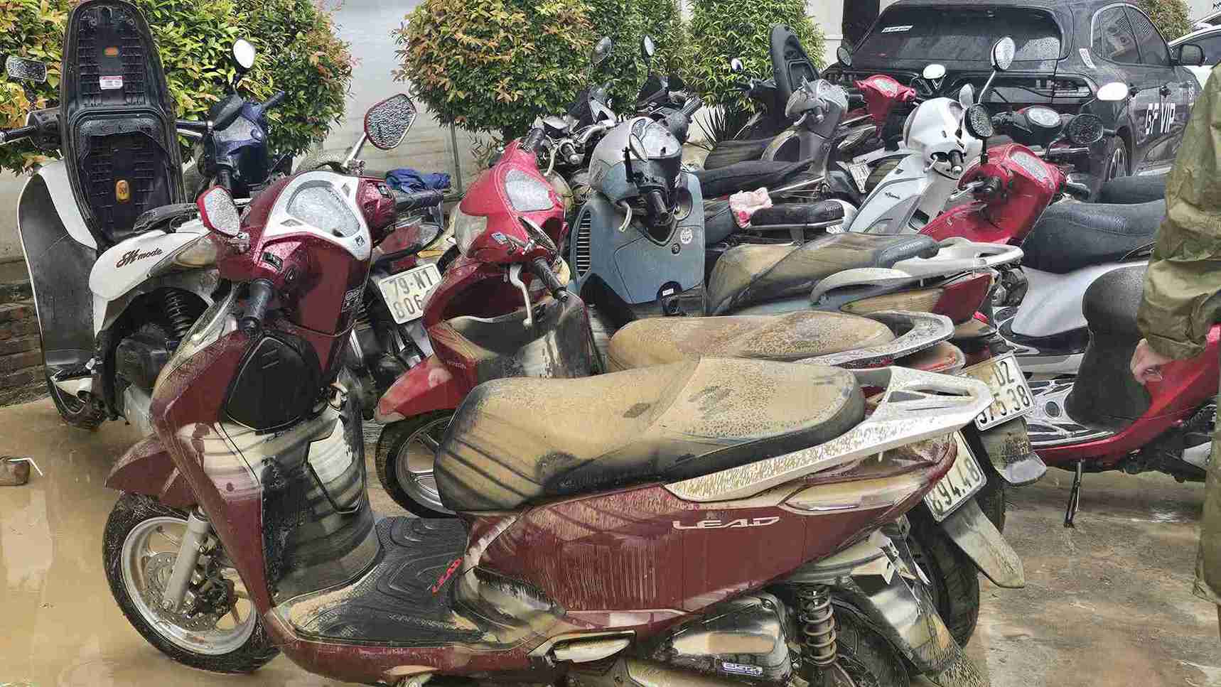 Tens of thousands of vehicles of people in Tay Nha Trang ward were deeply flooded. Photo: Huu Long