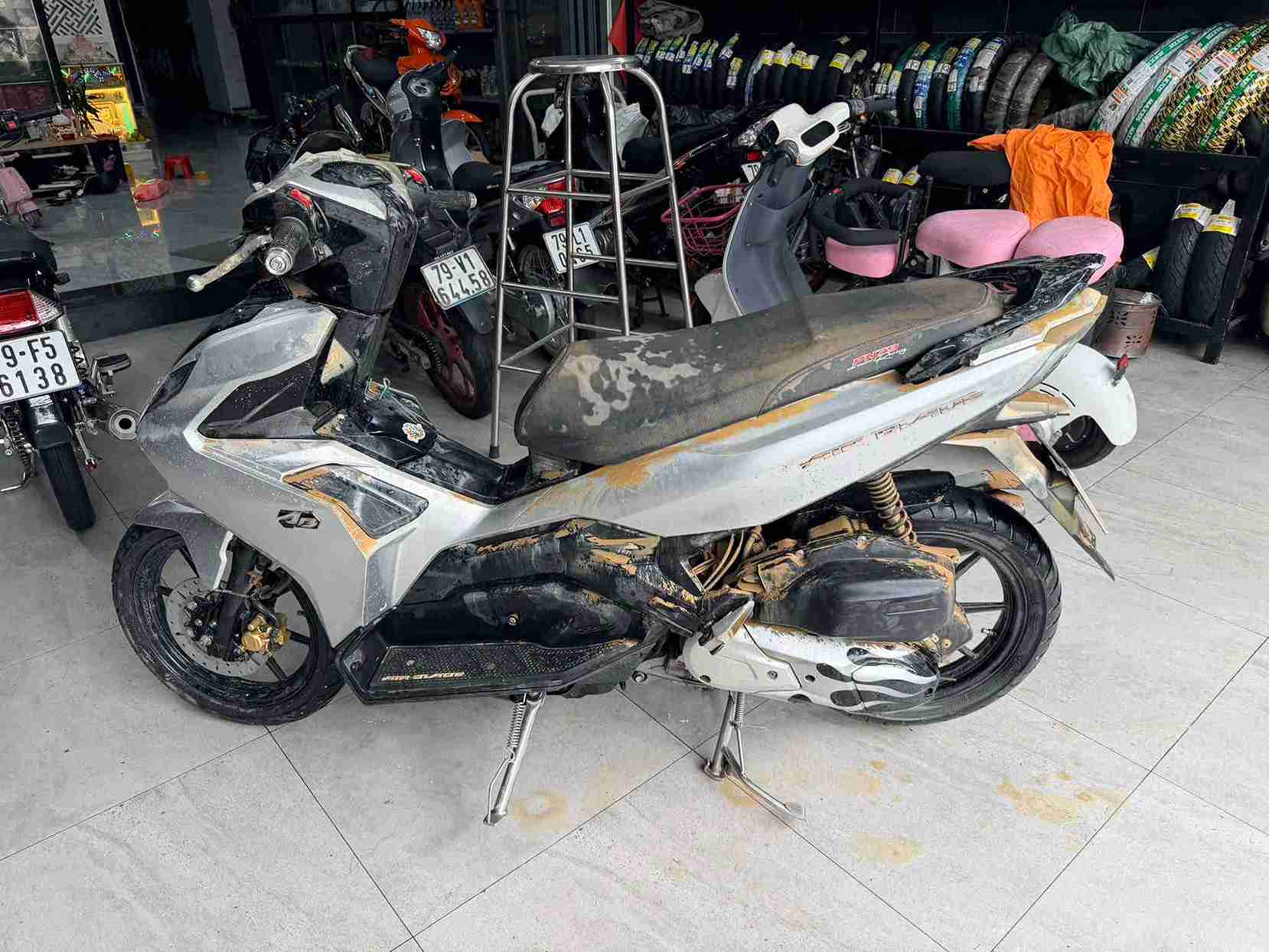 Nhieu co so sua xe may trong tinh trang qua tai do xe bi ngap nuoc rat nhieu. Anh: Phuoc Hai