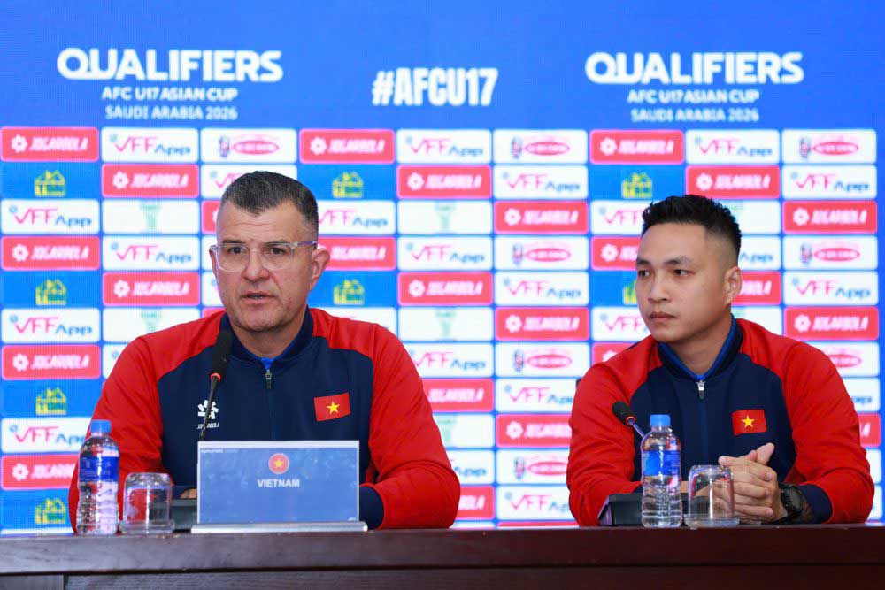 Coach Cristiano Roland (left) of U17 Vietnam attended a press conference before the 2026 U17 Asian qualifiers. Photo: VFF