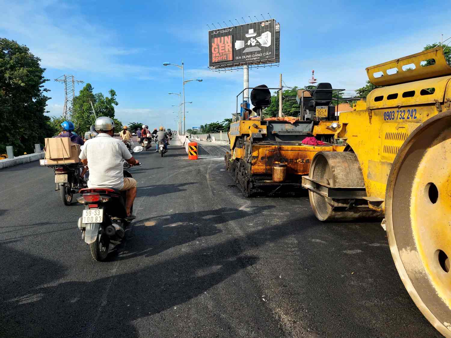 Dau cau Binh Trieu 1 da duoc trai nhua.  Anh: Minh Quan