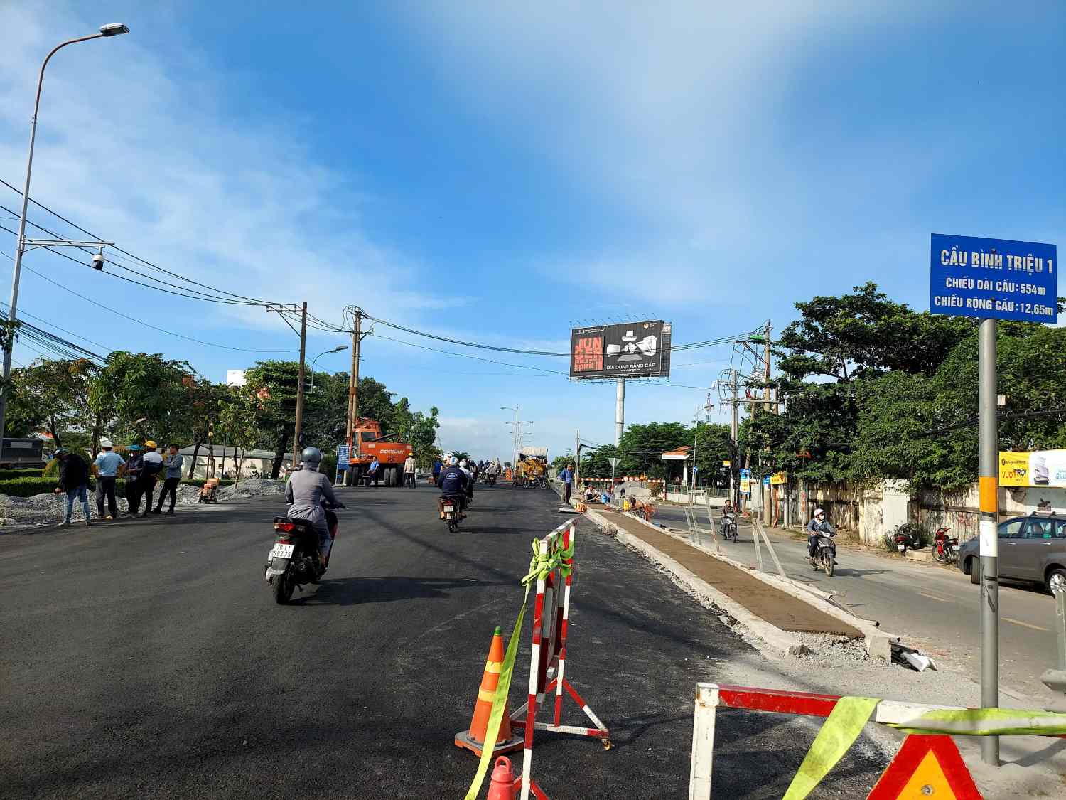 The top of Binh Trieu 1 Bridge has been paved with asphalt to prepare for traffic on the morning of November 23. Photo: Minh Quan