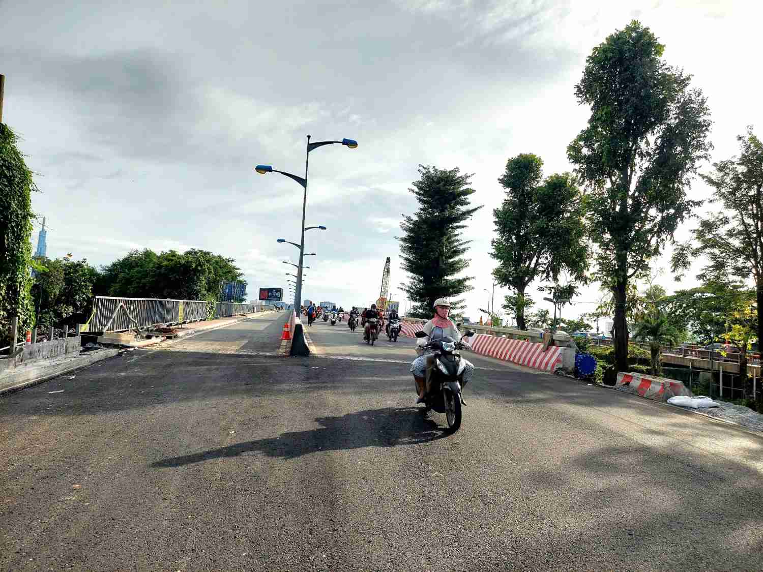 Hien chi xe may duoc luu thong qua cau Binh Trieu 1.  Anh: Minh Quan