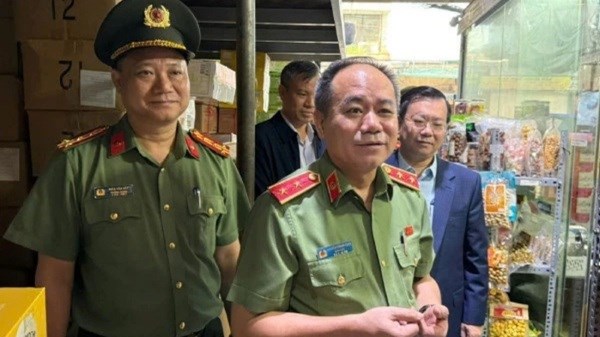 Trung tuong Nguyen Thanh Tung - Giam doc Cong an Ha Noi kiem tra hoat dong san xuat, kinh doanh tai lang nghe La Phu. Anh: CAHN