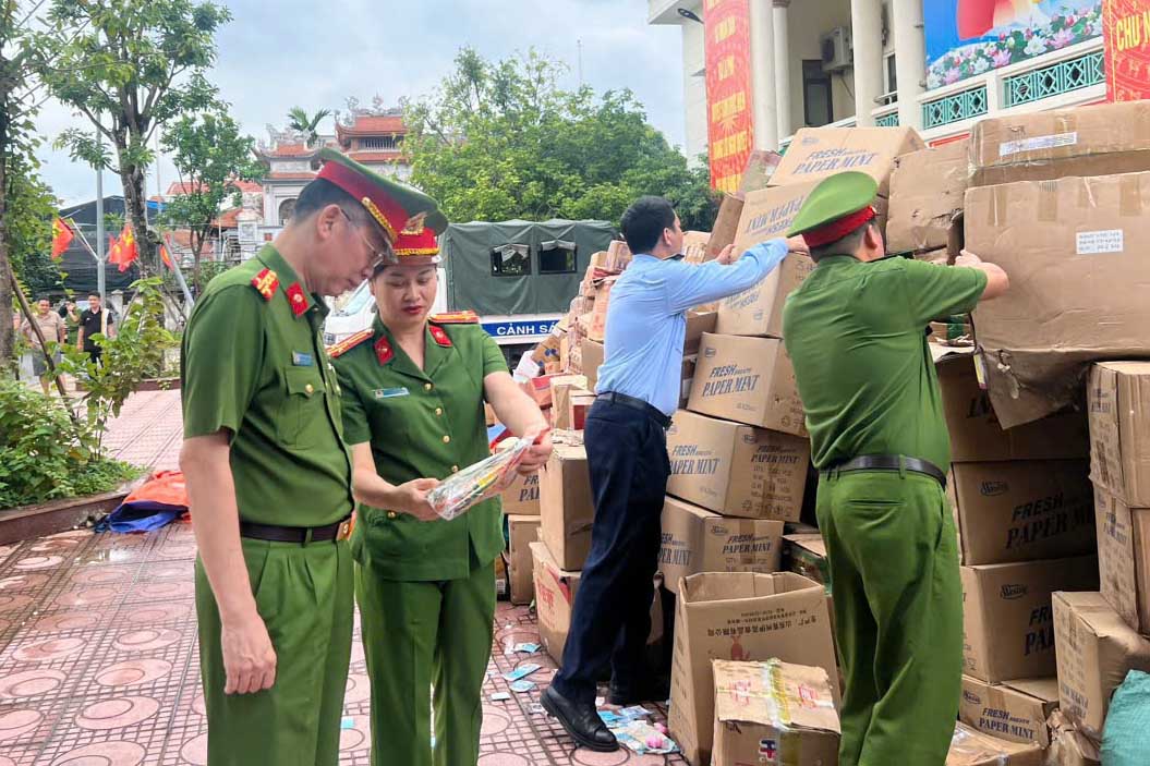 Propaganda work contributes to preventing the circulation of counterfeit and counterfeit goods on the market. Photo: Huu Chanh