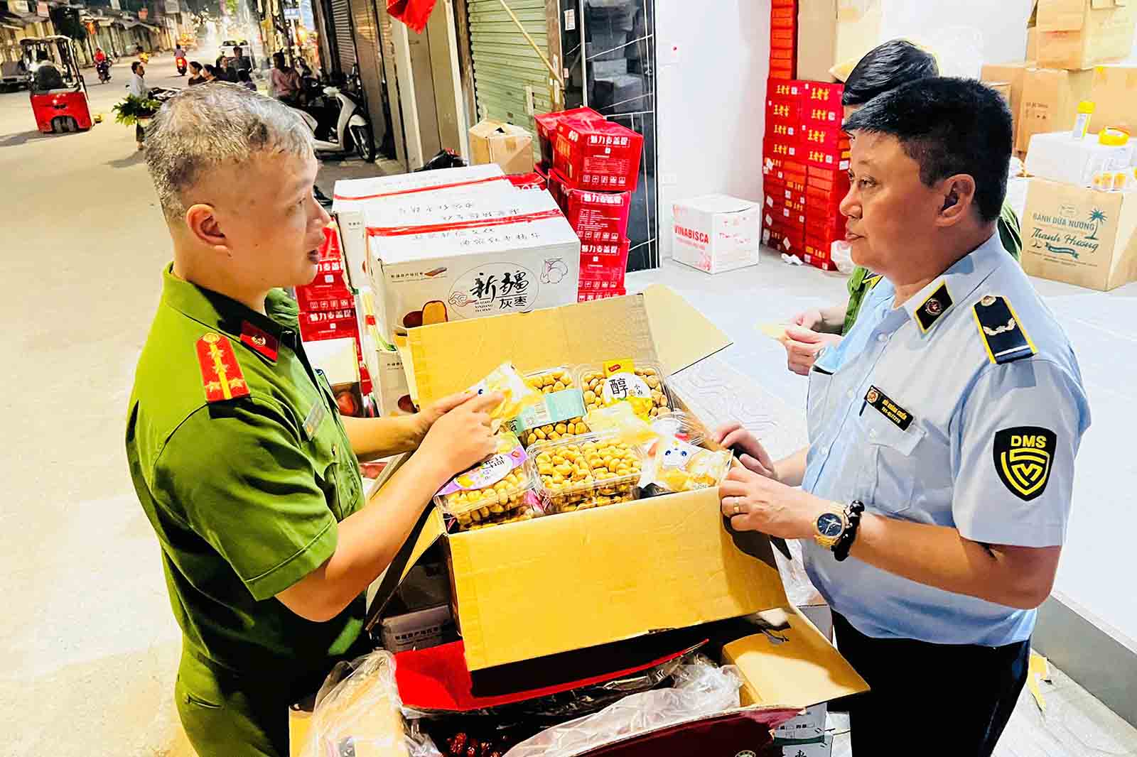 Luc luong chuc nang kiem tra co so san xuat, kinh doanh thuc pham, banh keo tren dia ban xa La Phu. Anh: Ngoc Bich