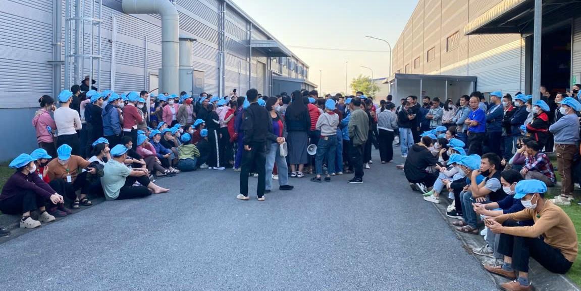 Hundreds of workers at Global Tone Company Limited (Khanh Thuong Industrial Cluster, Ninh Binh) simultaneously stopped working collectively. Photo: Nguyen Truong