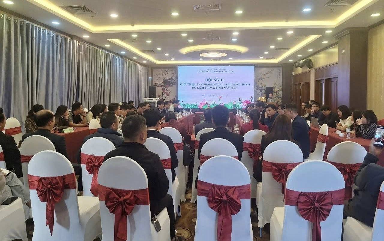 Conferencia para presentar productos y tours turisticos de Nghe An en 2025. Foto: Ngoc Anh
