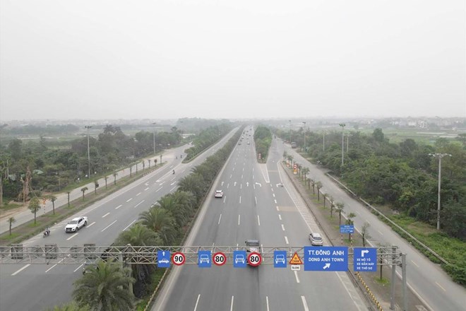 A partir del 25 de noviembre se prohibe a los camiones y autobuses en el carril numero 1 en el eje Nhat Tan – Noi Bai. Foto: Song Huu
