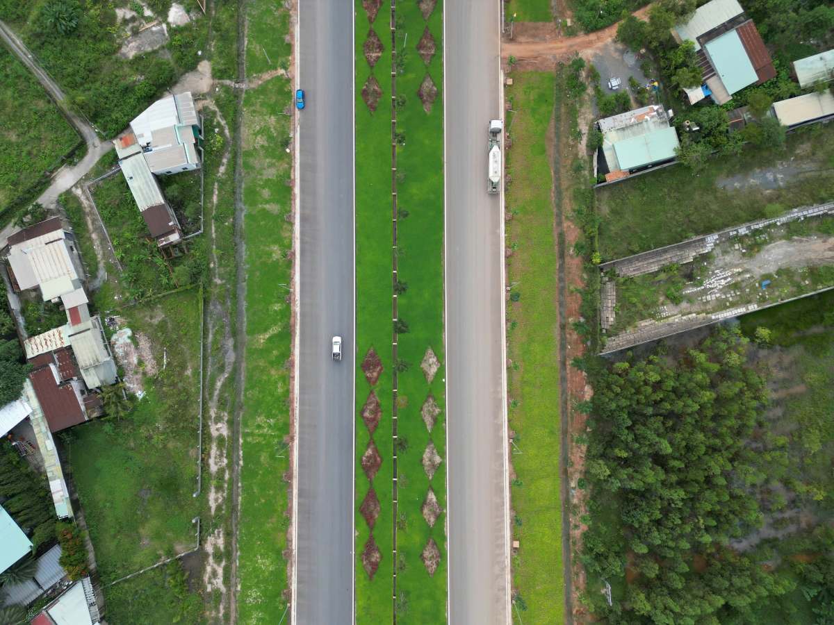 Cac nhanh cau vuot tren tuyen T1 qua Cao toc Bien Hoa - Vung Tau da duoc trai nhua hoan thien. Anh: Anh Tu