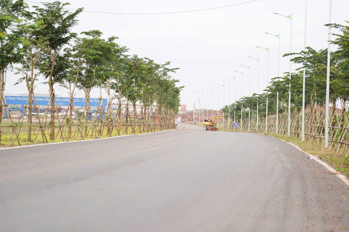 Luc luong thi cong dang huy dong toi da nhan luc, thiet bi de hoan thien nhung hang muc cuoi cung. Anh: Anh Tu