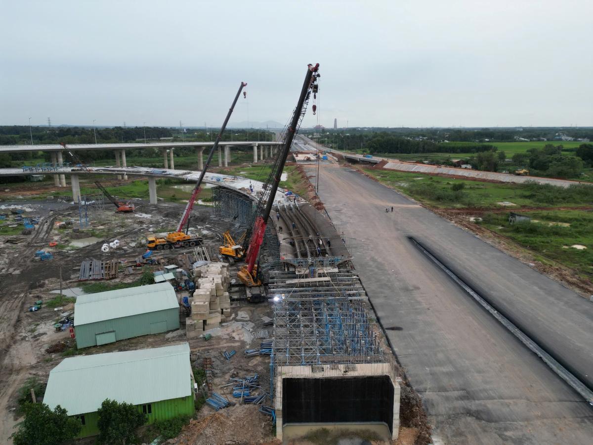 Hien tai, du an da dat hon 80% khoi luong thi cong toan tuyen. Tuyen T2 chay song song voi Cao toc Bien Hoa - Vung Tau. Anh: Anh Tu
