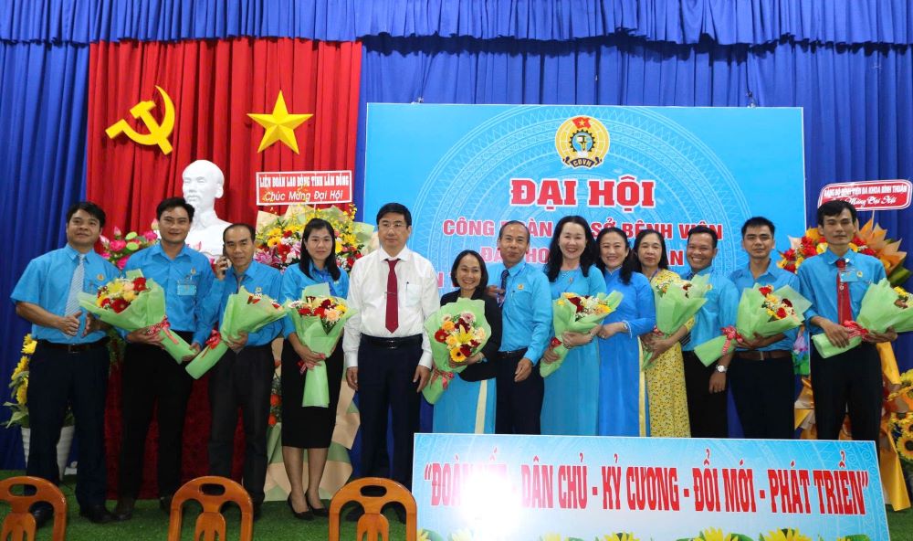 Ong Nguyen Phu Hoang - Chu tich Lien doan Lao dong tinh Lam Dong cung Giam doc Benh vien chuc mung Ban Chap hanh CDCS Benh vien Da khoa Binh Thuan, nhiem ky 2025 - 2030. Anh: Pham Duy