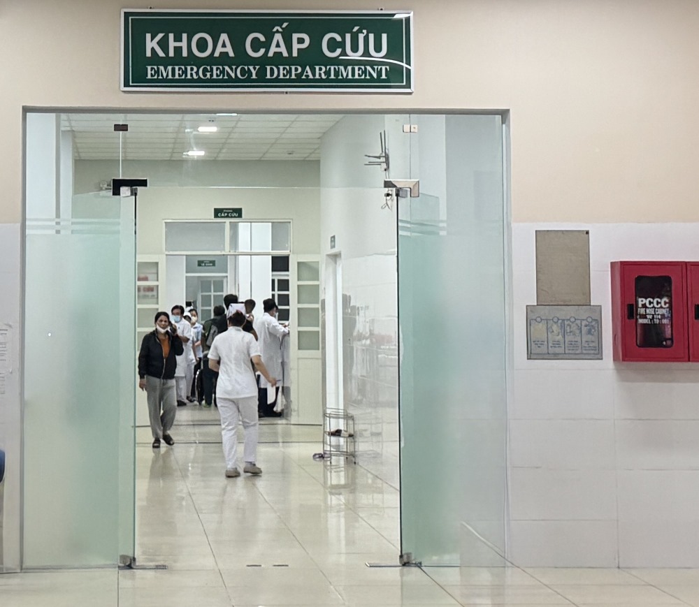 Cac y, bac si lam viec tai Khoa Cap Cuu cua Benh vien Da khoa Binh Thuan. Anh: Duy Tuan