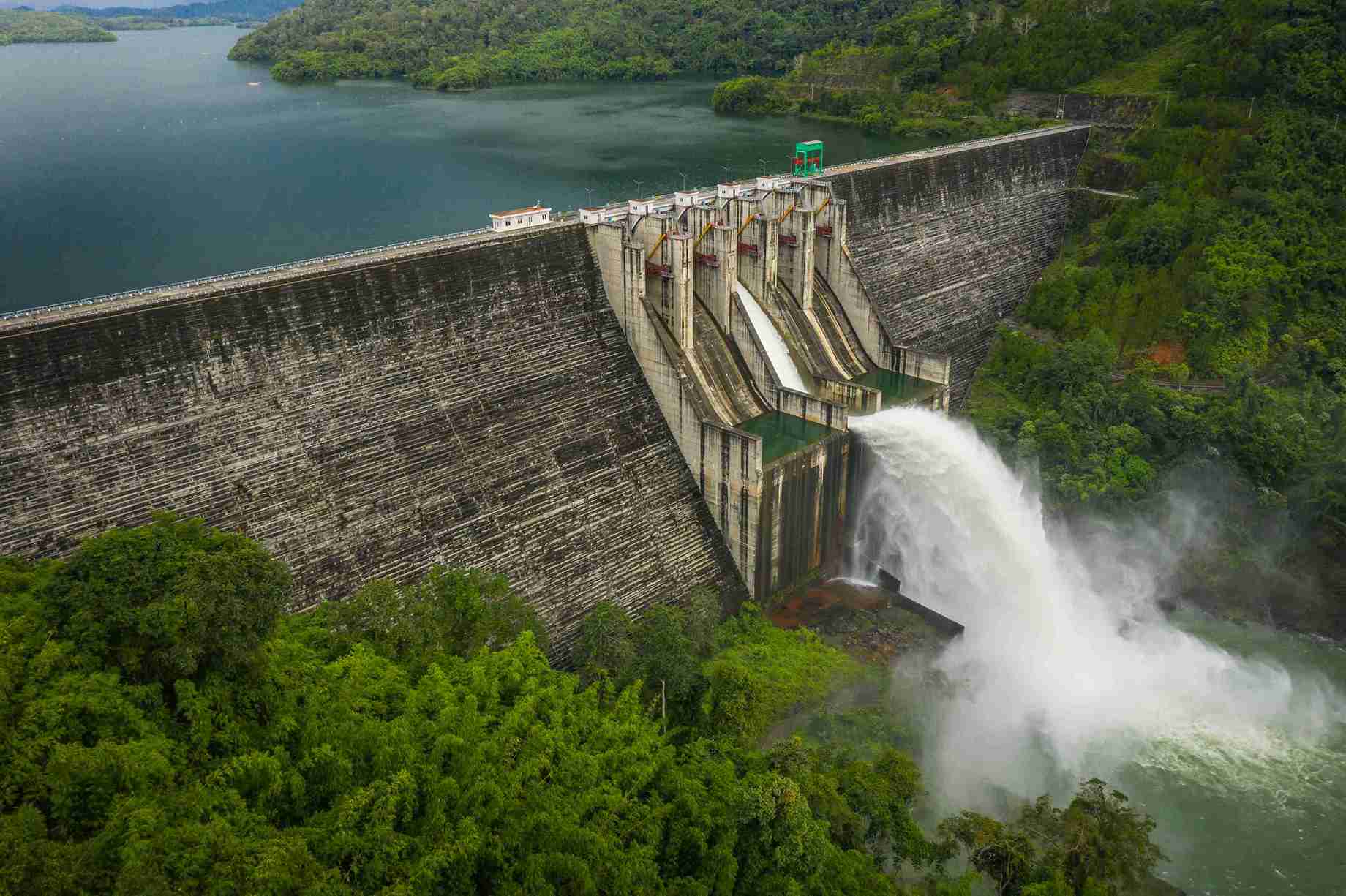 Dong Nai Hydropower Plant proactively regulates the lake during the flood. Photo: Bao Lam