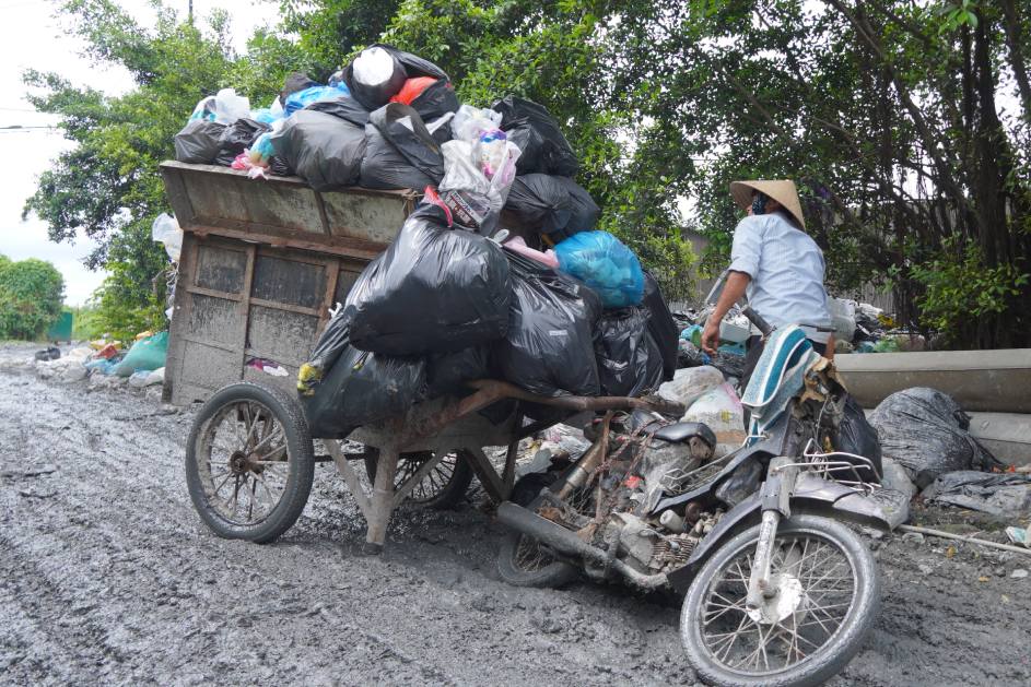 Duong sinh lay lam cho nhung xe thu gom rac cung bi truot banh. Anh: Ta Quang