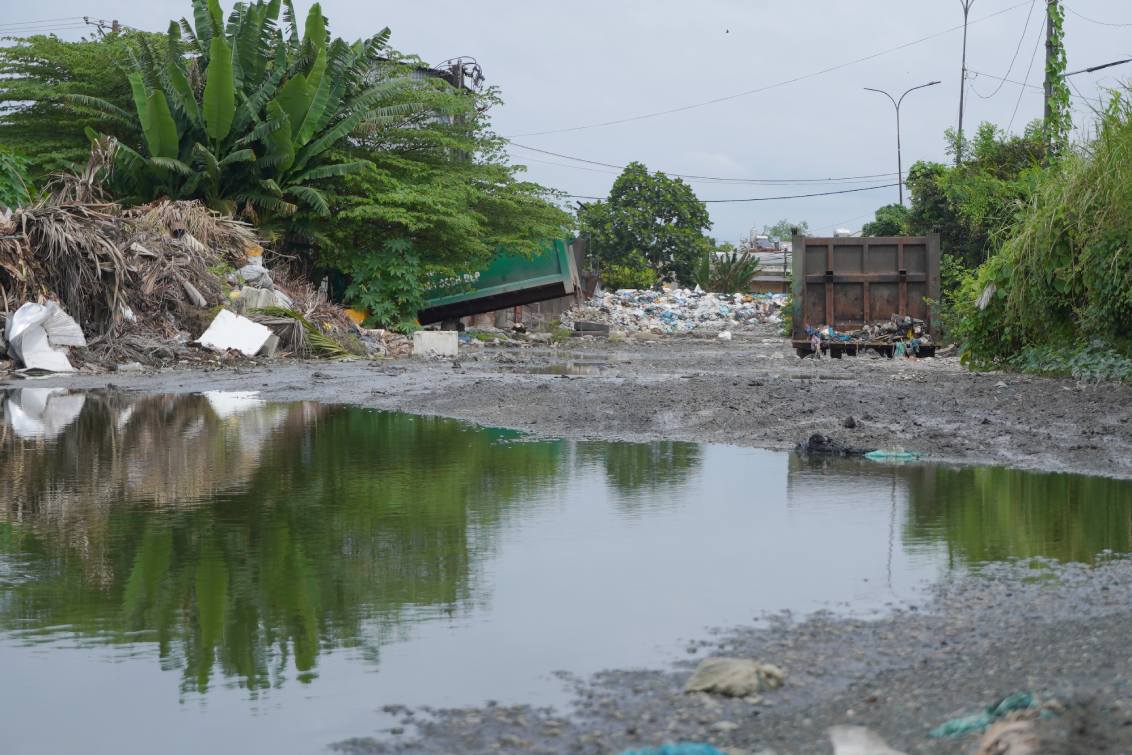 Hai ben con duong tro thanh vung sinh lay va noi chua nuoc ri rac. Anh: Ta Quang