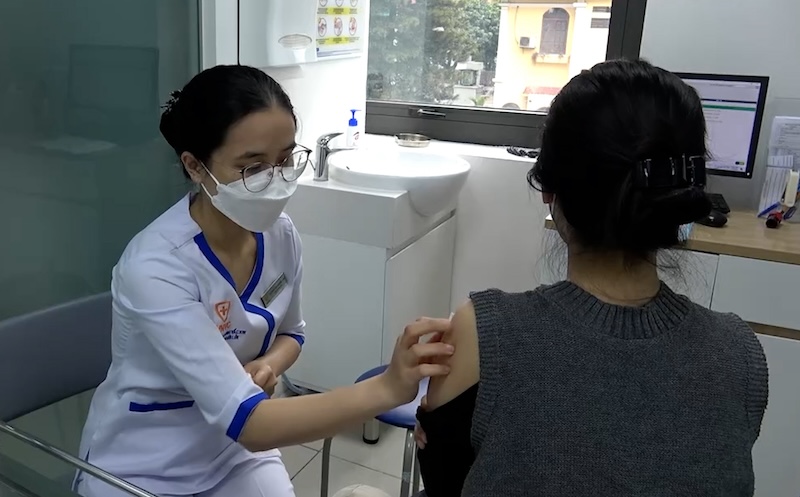 El numero de casos de gripe neumonia y enfermedades respiratorias en Hanoi aumenta entre un 20 y un 30%. Foto: Cao Thom