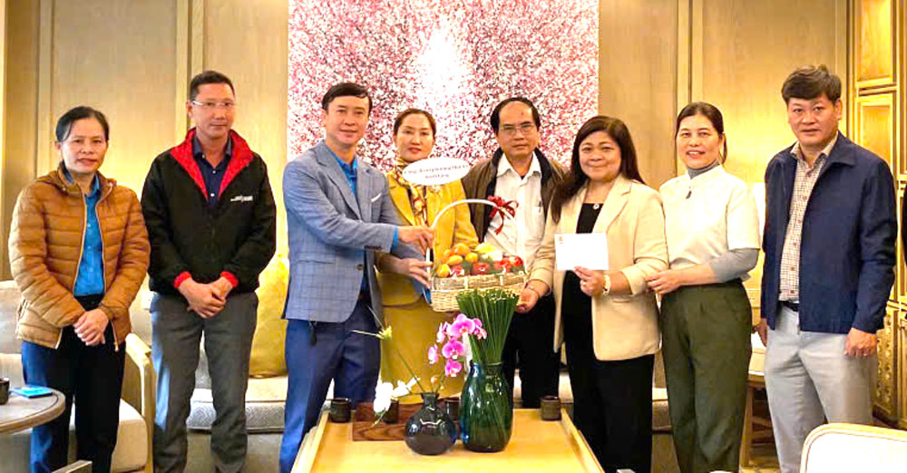 El Sindicato del barrio de Hoi An en Da Nang visita y anima a las empresas afectadas por las inundaciones. Foto: Sindicato de Hoi An.