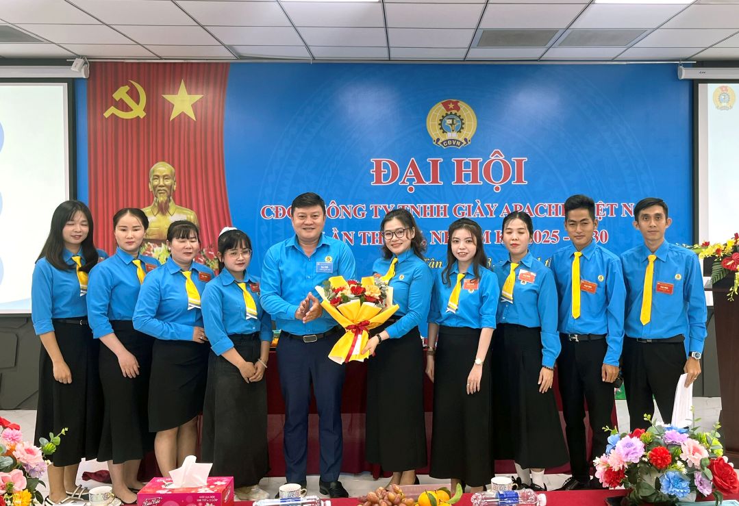 Ong Nguyen Thanh Nhan – Chu tich Cong doan cac Khu cong nghiep, Khu kinh te Dong Thap tang hoa chuc mung ba Le Thi Ngoc Han duoc bau lam Chu tich CDCS Cong ty TNHH Giay Apache Viet Nam nhiem ky 2025-2030. Anh: Thanh Mai 