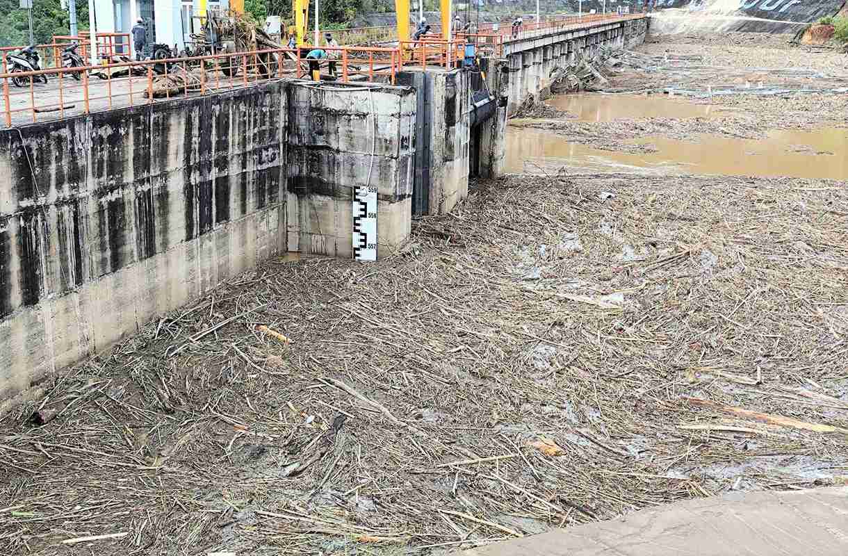 Rac thai u dong chat thanh dong sau lu tren song K