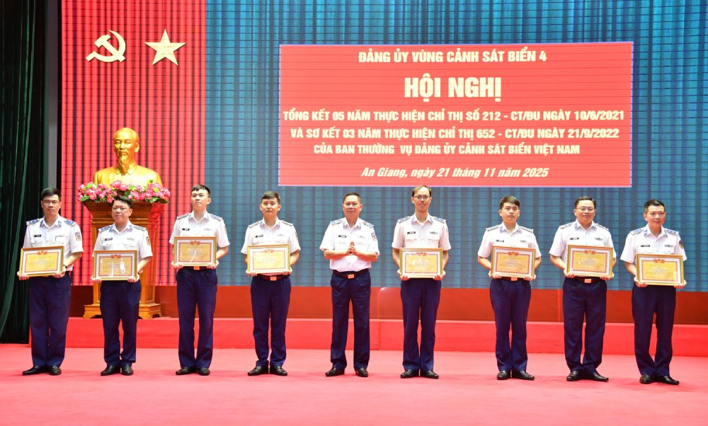 Thieu tuong Nguyen Van Dung trao thuong cho cac tap the, ca nhan dat thanh tich tot trong thuc hien Phong trao “Bon tot, bon khong, bon chong”. Anh: Duc Thai