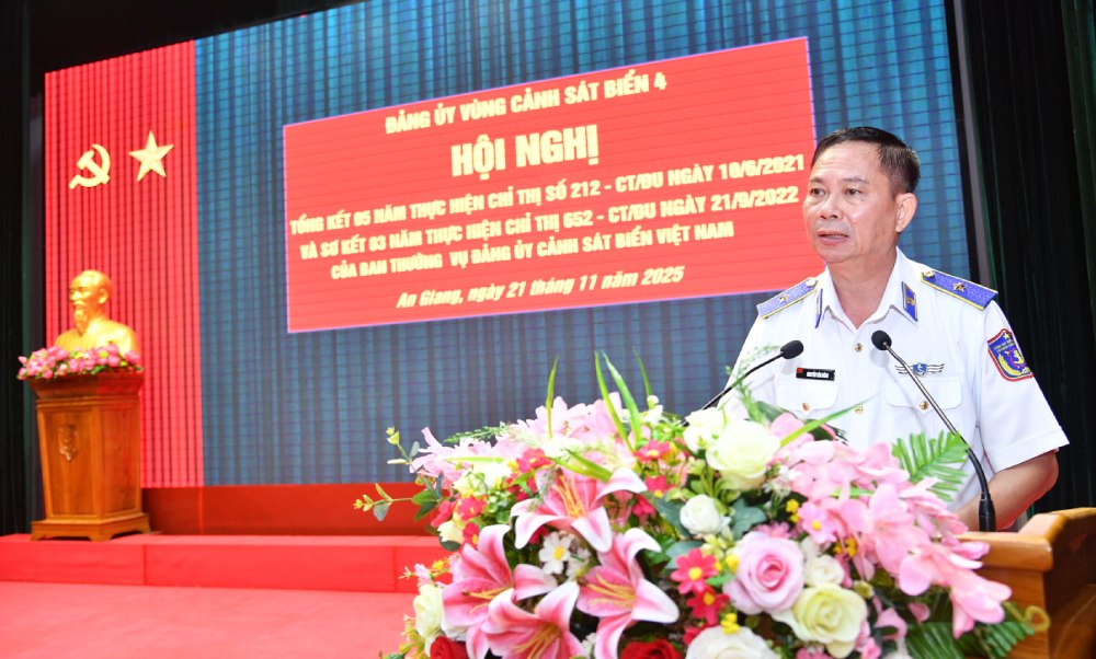 Major General Nguyen Van Dung - Party Committee Secretary, Political Commissar of the Coast Guard Region 4 Command spoke at the conference. Photo: Duc Thai