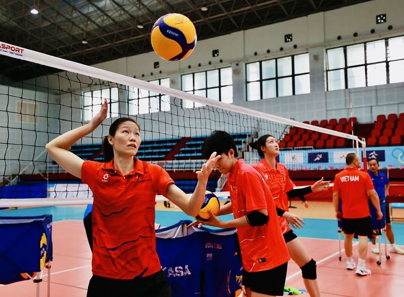 베트남 여자 배구 대표팀은 SEA 게임 33을 앞두고 컨디션을 점검하기 위해 훈련과 친선 경기를 실시합니다. 사진: VTV 빈딘 롱안
