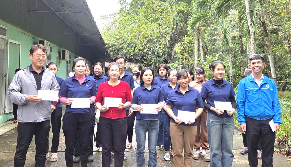 El Sindicato de la phuong An Hai de Da Nang entrega regalos de apoyo a 128 miembros del sindicato y trabajadores afectados por las inundaciones. Foto: Sindicato de An Hai.
