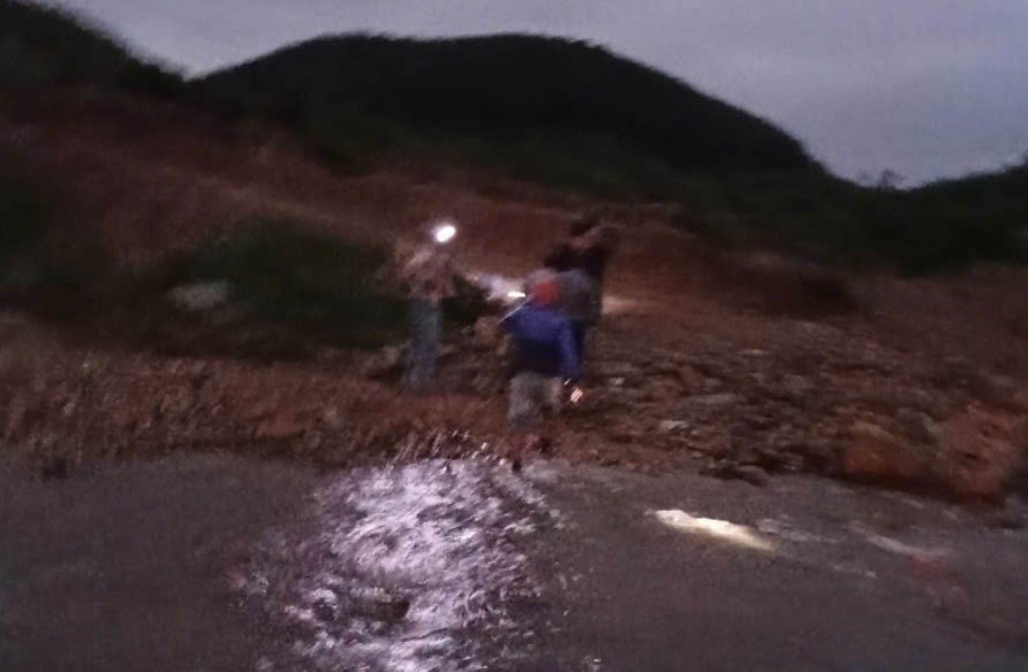 San phu duoc ganh vuot qua mot con suoi. Anh: Han Nguyen