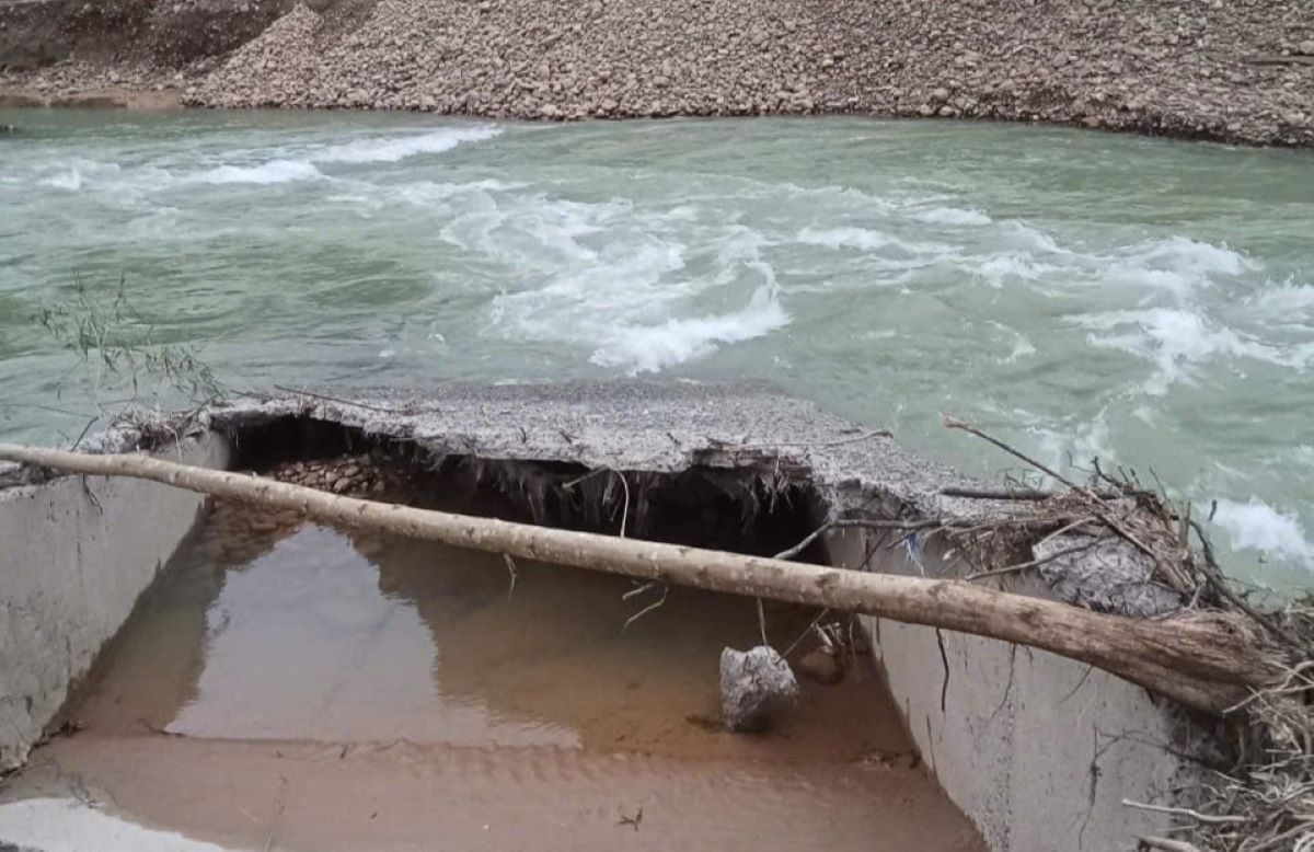 Duong vao thon Cat bi lu pha hong, 2 ngam tran qua suoi lon bi dut gay. Anh: Han Nguyen